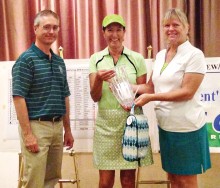 Pilar Borm accepts trophy from 2014 winner Donna Barnard, with Pro Mike Jahaske.