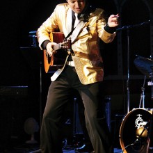 Robert Shaw impersonates Elvis Presley