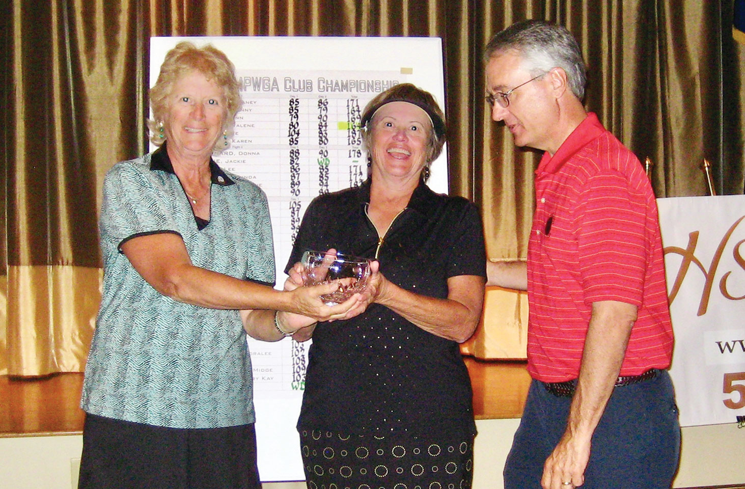 2015 Champion Janey Clausen, along with Pro Mike Jahaske, presenting the trophy to 2016 Champion Ralene Peters