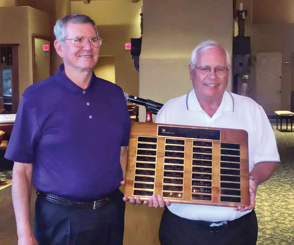 Terry Edwards receiving the Championship Plaque from SMGA President Jack Bowers