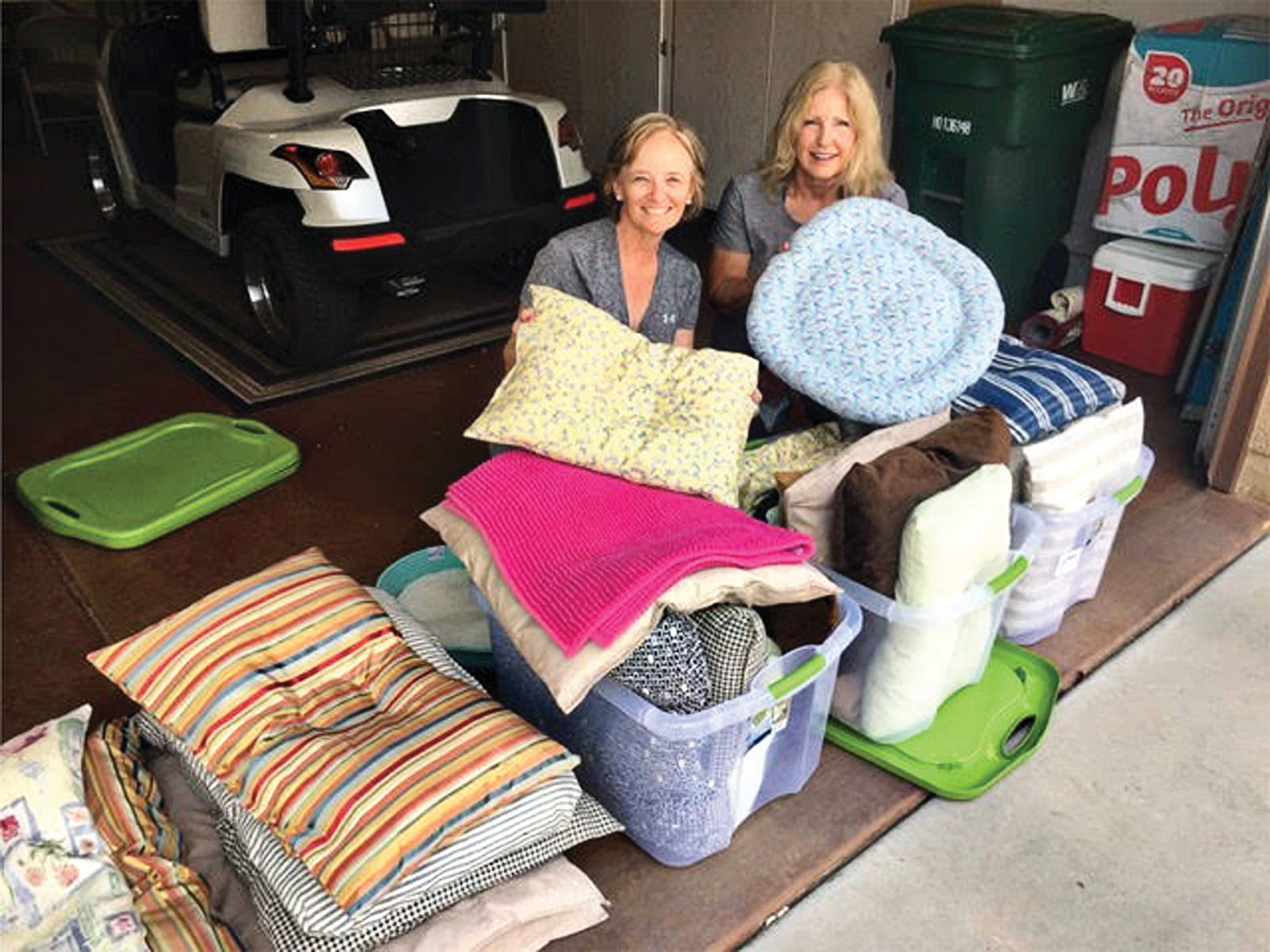 Linda Crum delivering dog beds to Mera Laurey of Friends of Pinal County Animal Shelter & Rescue.